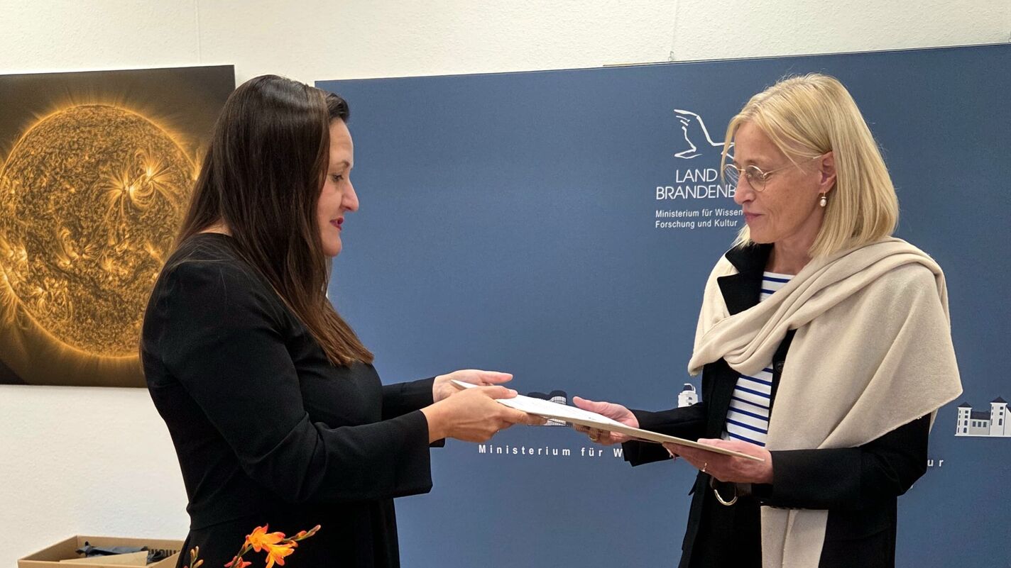 (öffnet Vergrößerung des Bildes) Ministerin Dr. Manja Schüle übergibt Prof. Dr. Susanne Stürmer die  Bestellungsurkunde, © MWFK (öffnet Vergrößerung des Bildes)