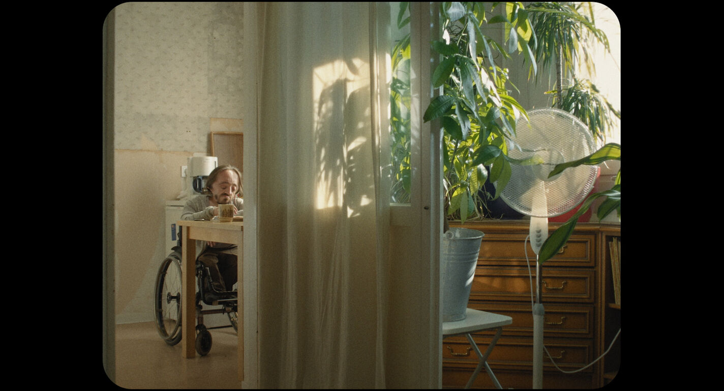 Filmstill vom Filmuni-Film EIN GEPFLEGTES LEBEN / A WELL CARED LIFE, Kamera von Adam Graf, Stephan M. Vogt (öffnet Vergrößerung des Bildes)