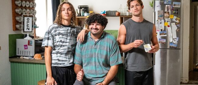 V.l.: Oskar Redfern, Samir Salim und Damian Hardung beim Drehstart am Set der Comedy-Serie SOFTIES; Foto: © RTL / UFA / Christoph Assmann