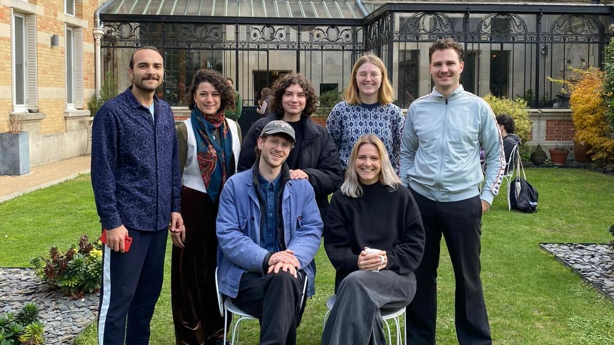 drei Filmuni-Teams haben an der 7. Ausgabe von WoS teilgenommen, v.r.n.l.: Robin Keanu Stumm, Lena Gill, Anastasiia Lukova, Roshak Ahmad, Dyaa Naim; vorne v.l.n.r.: Antoine Freuchet, Jana Stallein; Foto: @WoS (öffnet Vergrößerung des Bildes)