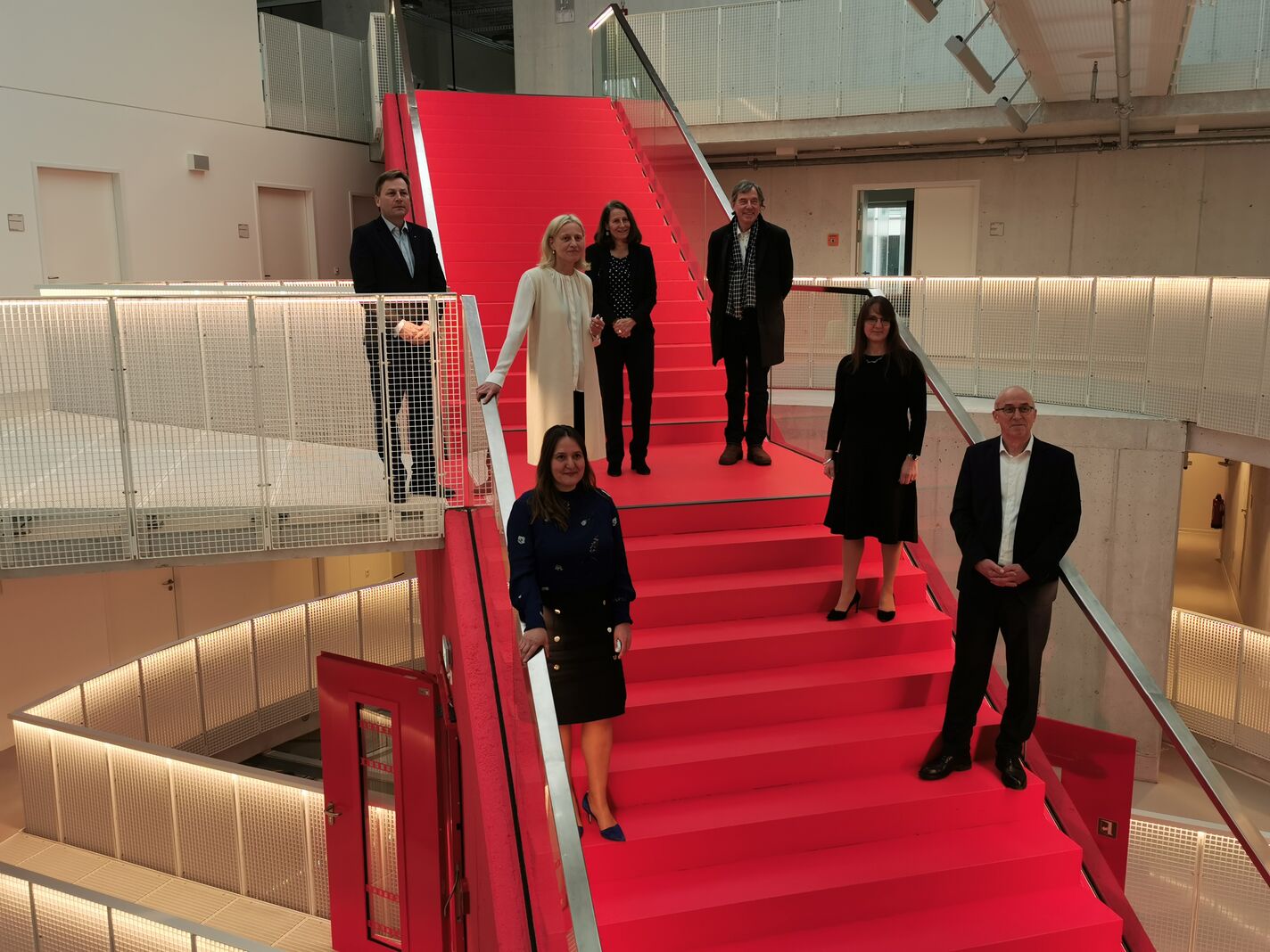 v.l.n.r.: Dr. Manja Schüle (Ministerin für Wissenschaft, Forschung und Kultur des Landes Brandenburg),  Prof. Dr. Susanne Stürmer (Präsidentin Filmuniversität), Prof. Dr. Oliver Günther (Präsident Universität Potsdam), Prof. Dr. Eva Schmitt-Rodermund (Präsidentin FH Potsdam), Klaus Roloff (me di um Architekten), Norbert John (Technischer Geschäftsführer a. D. des Brandenburgischen Landesbetriebes für Liegenschaften und Bauen)  (öffnet Vergrößerung des Bildes)