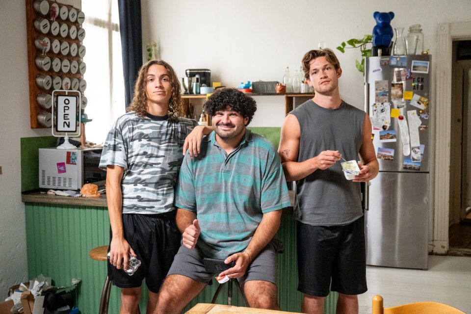 V.l.: Oskar Redfern, Samir Salim und Damian Hardung beim Drehstart am Set der Comedy-Serie SOFTIES; Foto: © RTL / UFA / Christoph Assmann